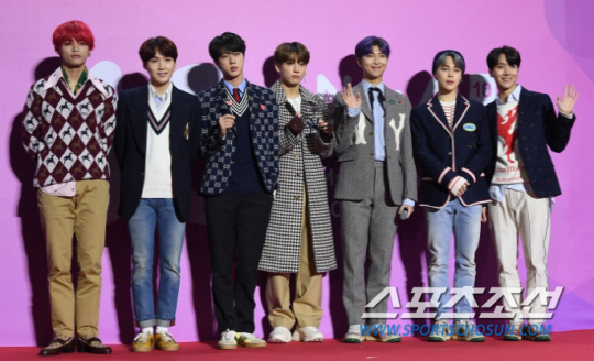 Longest record breaking.Group BTS first place for 17 consecutive months on United States of America Billboards Social 50 charthas achieved .According to the latest chart released by Billboards on Sunday, BTS is the first place for 77 weeks on Social 50.and recorded.As a result, BTS has been the first place for 17 consecutive months since the chart was released on July 29, 2017He has renewed his record for the longest consecutive period.Also, on the chart of October 29, 2016, the first place107th first place to date after first entryHe showed a unique presence.Meanwhile, BTS repackaged album LOVE YOURSELF Answer reached number 77 on the Billboards 200: the first place in the first week of entry last SeptemberIt is the record for 18 consecutive weeks to date.World Album First Place, Independent Album 2nd, Top Album Sales 38th, Billboards Canadian Album 55th.In addition, LOVE YOURSELF Tear and LOVE YOURSELF Her ranked second and third in World Album, 4th and 5th in Independent Album, 64th and 68th in Top Album Sales.BTS also ranked second in the Artist 100.