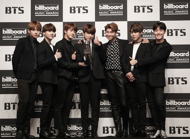 Longest Record.World-class idol group BTS is the first place in 17 months on the Billboards Social 50 chart in the United Statesand kept him safe.Yonhap News introduced the latest chart released by Billboards on the 2nd, and BTS first place on October 29, 2016 on Social 50.77th week since first entering. This is the longest record since the chart began in December 2010.In addition, their repackaged album LOVE YOURSELF Answer ranked 77th on the main album chart Billboards 200.First place in September last yearIt is the 18th consecutive week of chart entry as it first entered.This album is the first place of World Album, 2nd in the Independent Album, 38th in the Top Album Sales, and 55th in the Billboards Canadian Album.BTS will resume its world tour at Japan Nagoya Dome from December 12 to 13.The media will also perform at the National Stadium in Singapore on the 19th, Japan Fukuoka Yahooku Dome on February 16-17, Hong Kong Asia World Expo Arena on March 20-21 and 23-24, and at the National Stadium in Razamangala, Bangkok, Thailand on April 6.