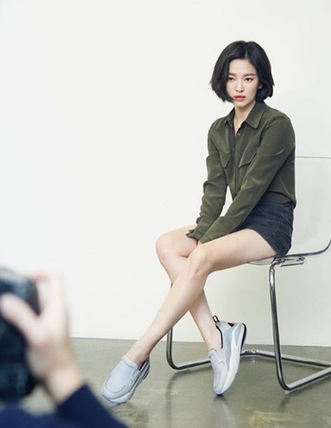 Song Hye-kyo showed off her modest yet sexy charm.Actor Song Hye-kyo posted several photos on his SNS on the 3rd day as a photo shoot scene.In the open photo, Song Hye-kyo is posing in a short pants and wearing sneakers.The subtle atmosphere and fascinational Song Hye-kyo beauty shines, especially while Song Hye-kyos legs are pulling Eye-catching.In another cut, Song Hye-kyo looks sexy in a black costume, with a glamorous features on her innocent make-up.On the other hand, Song Hye-kyo is breathing with Park Bo-gum and lover through TVN Boyfriend which is currently on air.Photo: Song Hye-kyo Instagram