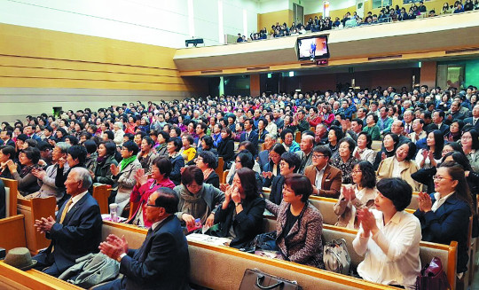 광주빛과사랑교회(리종기 목사) 성도들이 지난해 열린 행복축제에서 강사의 메시지에 귀를 기울이고 있다. 기독문화선교회 제공