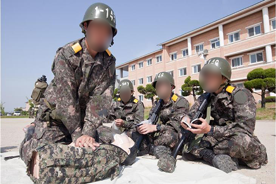 심폐소생술 교육은 신병 훈련소에서 훈련생들이 필수로 받아야 하는 필수 교육이다(사진=아미누리)