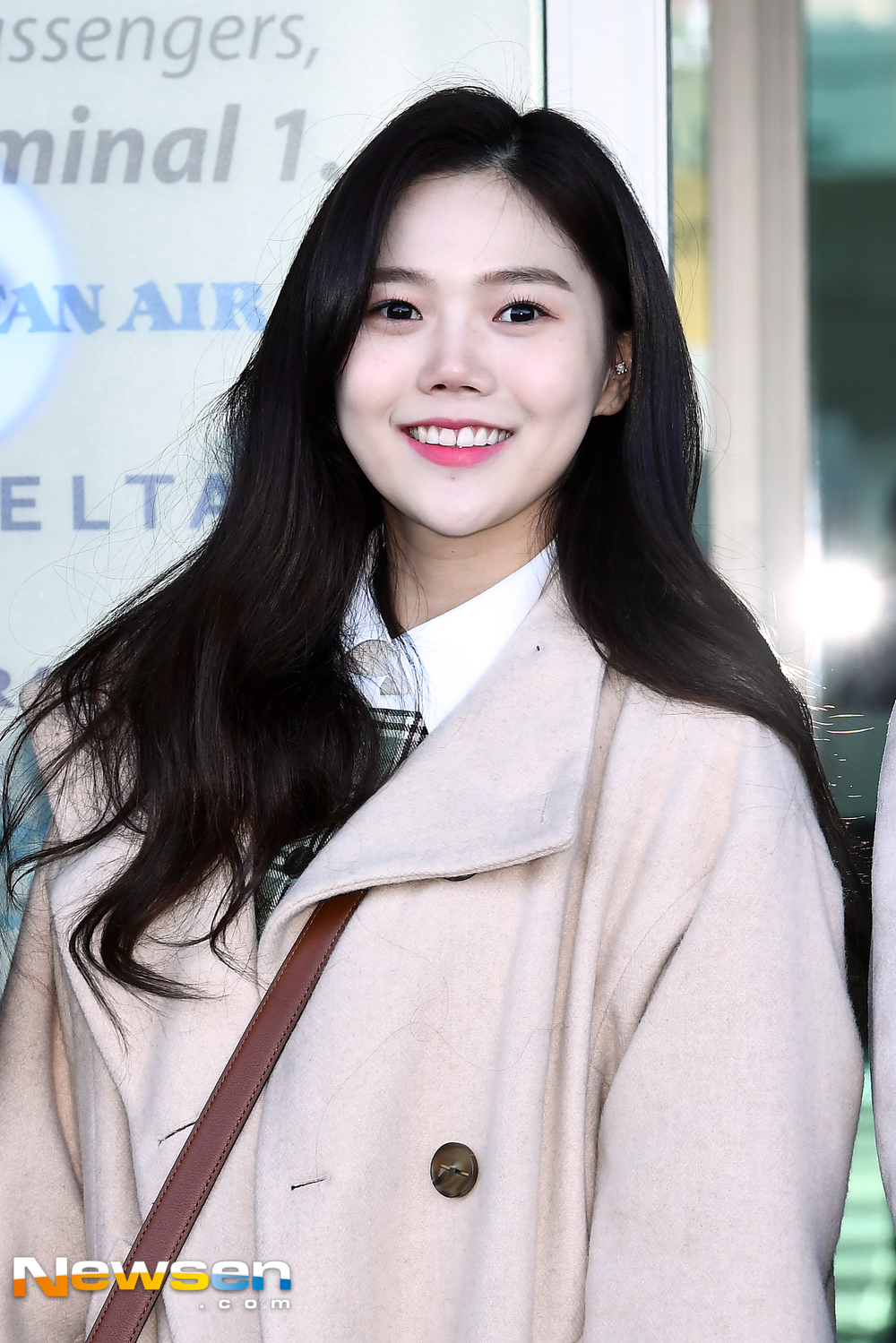 OH MY GIRL (OH MY GIRL) member Hyojung, Mimi, Infant, Seung Hee, Jiho, Vinnie and Arin departed for Japan Fukuoka Prefecture, the first live tour to commemorate Japan in Japan, through the Incheon International Airport in Unseo-dong, Jung-gu, Incheon on the morning of the 3rd.OH MY GIRL (OH MY GIRL) member Hyo-jung is leaving for Japan Fukuoka Prefecture with the Airport Fashion.