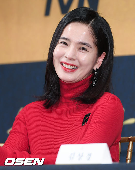 Actor Jung Hye-young is smiling at the TVN King of the Man production presentation held at Nonhyun-dong Imperial Palace Hotel in Gangnam-gu, Seoul on the afternoon of the 3rd.