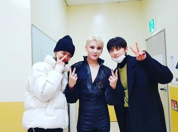 Thank youWanna One Bae Jin Young, Hwang Min-hyun were spotted meeting with JYJ JunsuOn the 3rd, Junsu said to his instagram, Even though I was busy, the superstar Min Hyon and Jin Young who came to see Elizabeth  I was so grateful for coming to see you, but I watched the musical every time I was ticketed to the musical. !Fighting  and released a picture.The photo shows Junsu, who is appearing in the musical Elizabeth, posing V with Wanna One Bae Jin Young and Hwang Min-hyun.The strong senior and juniors created a warm atmosphere.On the other hand, Wanna One, which includes Bae Jin Young and Hwang Min-hyun, was on the end of official activities on March 31st.Photo: Instagram