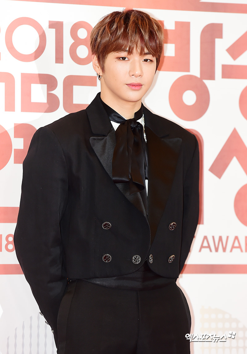 Kang Daniel, from Wanna One, is showing explosive syndrome on SNS and is raising expectations for future activities.Kang Daniel opened an official Instagram on the 2nd and greeted fans.Fans responded tremendously when Kang Daniel, who closed his SNS account at the time of his appearance in Produce 101 Season 2, announced that he had created a new official SNS account.On the afternoon of the afternoon, Kang Daniel Instagram was on the portal site real-time search terms, showing the fans hot reaction, and eventually exceeded 1 million followers in about 11 hours.This is a record of Pope Francis 2016 record of 1 million Followers in the shortest period of opening an account, about an hour earlier.As of 11 am on March 3, the number of Followers has exceeded 1.12 million.The contracts of Wanna One members, including Kang Daniel, ended December 31.There are still awards and last concerts, but the members are preparing for a new start in their respective positions.The most interesting of all was Kang Daniels resignation.Kang Daniel, who took first place in Produce 101 Season 2, was also a hot topic at the time of Wanna One activity and drove syndrome.After Wanna One, Kang Daniels first activity was the official SNS opening, which showed fans enthusiastically and showed a still fanaticism.An official at Kang Daniel said: There is no decision yet (in future direction of activity).I just made SNS to communicate with fans. However, Kang Daniels future debut is likely to be a solo debut.Advertising for Kang Daniel and love calls from the broadcasting industry are also known to be considerable.Kang Daniel, who took the modifier Wanna One off, is now on his own in earnest, with fans showing unwavering affection and cheering on Kang Daniel.This is why Kang Daniel, who has shown his previous level of action through Wanna One activities, is more interested in what he will show in the future.On the other hand, Wanna One will hold a final concert Therefore at Gocheok Sky Dome in Guro-gu, Seoul from 24th to 27th and end its activities for one year and six months.Photo = Kang Daniel Instagram , DB