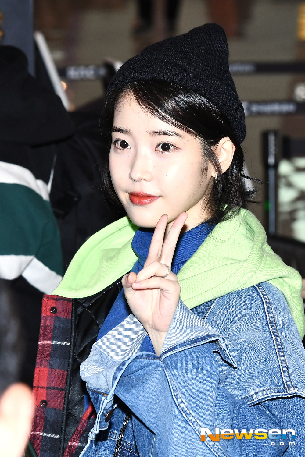 <p>Actor and Singer IU 1 November 4 afternoon Seoul Gangseo arson Dong Gimpo Airport Domestic through 2018 IUs 10th anniversary concert tour ’this is now dlwlrma‘－Jeju concert schedule attend a car Jeju Island departure.</p><p>Actor and Singer IU Jeju Island departure.</p>