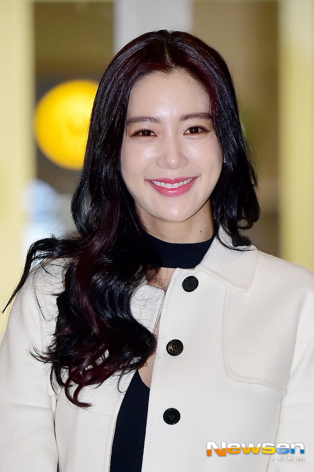 Actor Clara left for United States of America Los Angeles on the afternoon of January 4 for a wedding ceremony with a 2-year-old Korean-American businessman on the 6th (United States of America time) through the Incheon International Airport in Unseo-dong, Jung-gu, Incheon.Actor Clara is leaving for United States of America Los Angeles with an airport fashion show.exponential earthquake