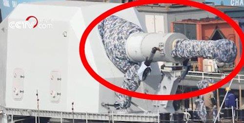 시험 운항하는 상륙함에 탑재된 레일건 [사진 CCTV]