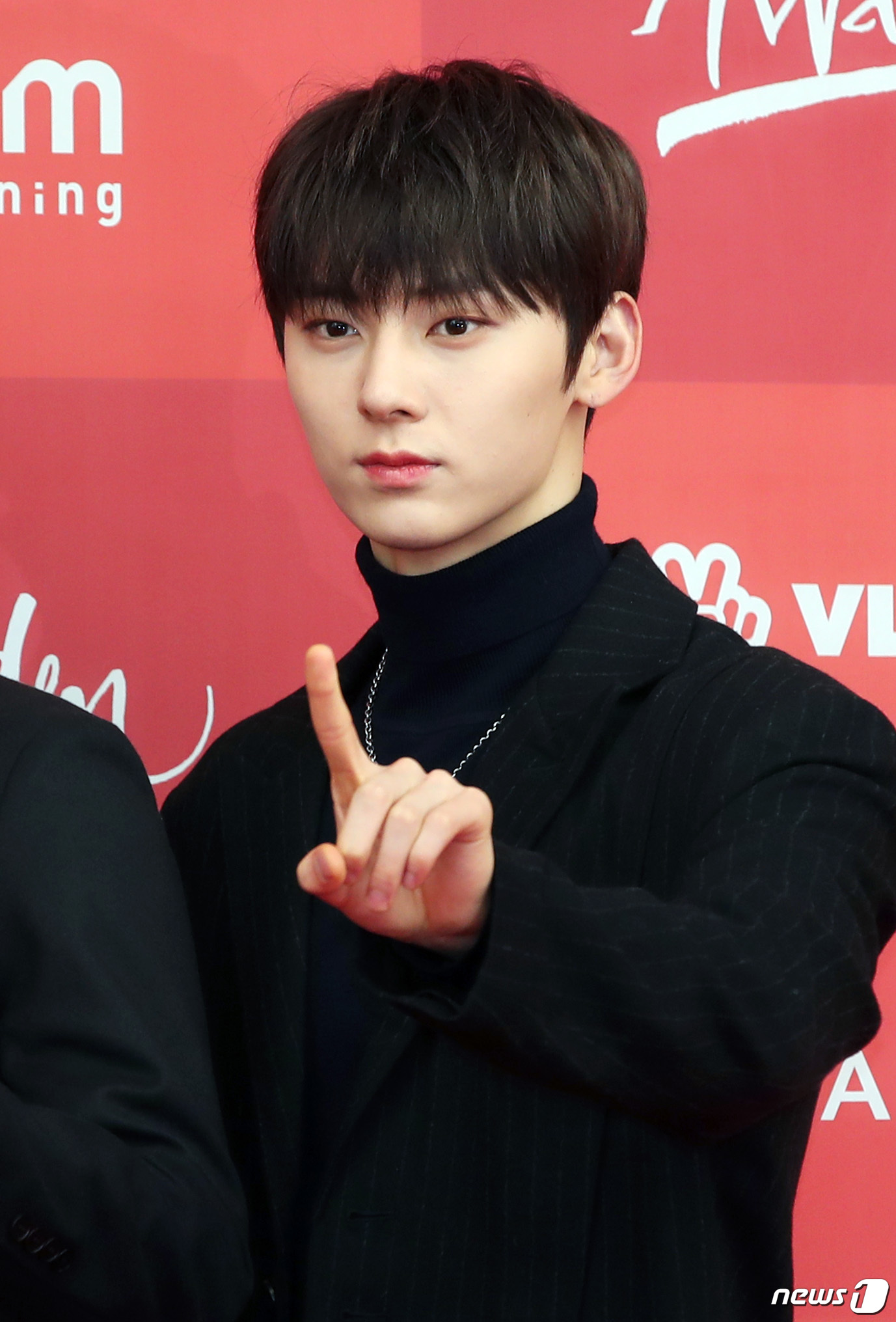 Seoul=) = Wanna One Hwang Min-hyun poses at the 33rd Golden Disk Awards red carpet event held at Gocheok Sky Dome in Guro-gu, Seoul on the afternoon of the 5th.2019.1.5