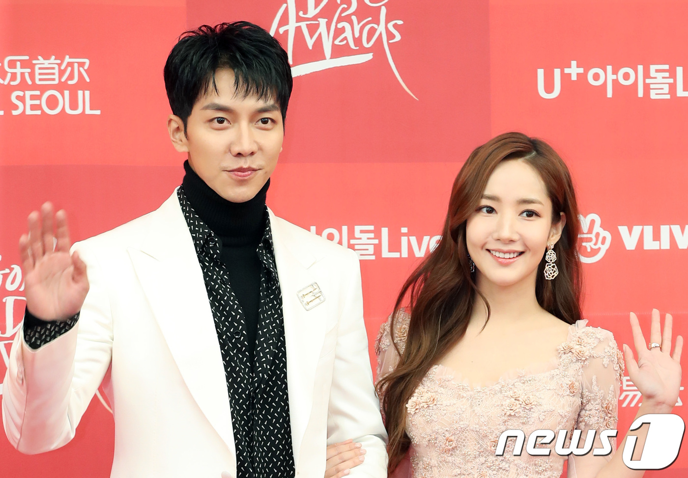 Seoul: = Actors Lee Seung-gi and Park Min-young (right) pose at the 33rd Golden Disk Awards red carpet event held at Gocheok Sky Dome in Guro-gu, Seoul on the afternoon of the 5th.2019.1.5
