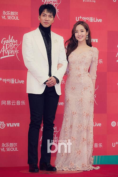 The 33rd Golden Disc Awards photo event was held at Gocheok Sky Dome in Guro-gu, Seoul on the afternoon of the 5th.Actor Lee Seung-gi, Park Min-young has photo time.