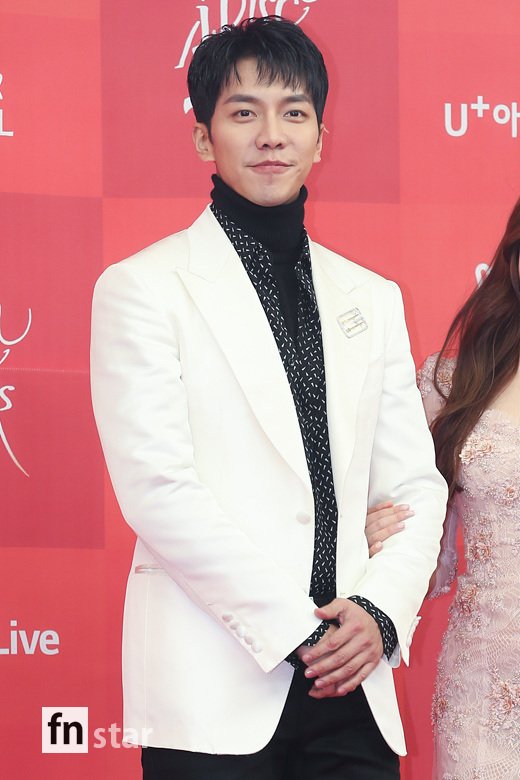 Actors Lee Seung-gi and Park Min-young attend the awards ceremony of the 33rd Golden Disk Awards digital music category held at Gocheok Sky Dome in Guro-gu, Seoul on the afternoon of the 5th and have photo time.