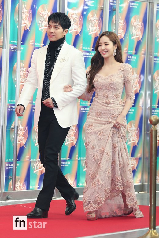 Actors Lee Seung-gi and Park Min-young attend the awards ceremony of the 33rd Golden Disk Awards digital music category held at Gocheok Sky Dome in Guro-gu, Seoul on the afternoon of the 5th and have photo time.