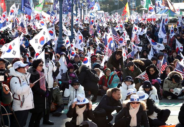 박근혜 전 대통령의 탄핵소추안이 국회에서 가결된 지 2년을 하루 앞둔 지난달 8일, 서울역광장에서 열린 태극기집회에서 참석자들이 박 전 대통령의 탄핵 무효를 주장하고 있다. 연합뉴스