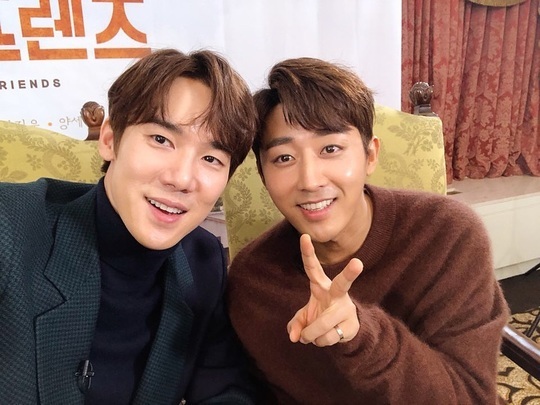 투샷 커피 이미지