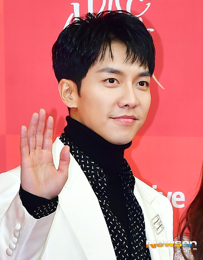 The 33rd Golden Disc Awards (digital soundtrack category awards) Red Carpet and Photo Wall were held at Gocheok Sky Dome in Guro-gu, Seoul on the afternoon of January 5.Park Min-young attended by Lee Seung-gi on the day.