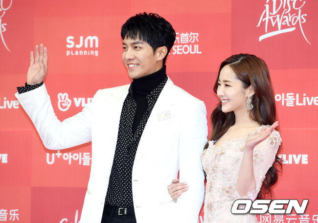 Singer Lee Seung-gi and Actor Park Min-young attended the awards ceremony of the 33rd Golden Disk Awards Digital Sound Source category held at Gocheok Sky Dome in Seoul on the afternoon of the 5th.
