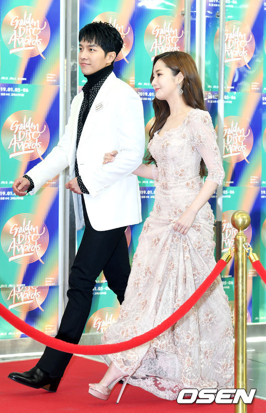 Singer Lee Seung-gi and Actor Park Min-young attend the awards ceremony of the 33rd Golden Disc Awards Digital Sound Source Awards held at the Seoul Gocheok Sky Dome on the afternoon of the 5th.