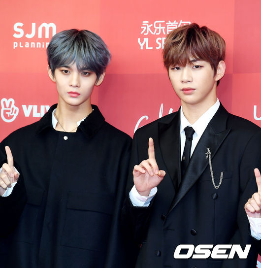 Singer Wanna One Bae Jin Young and Kang Daniel attend the 33rd Golden Disk Awards Digital Sound Award ceremony held at the Seoul Gocheok Sky Dome on the afternoon of the 5th.