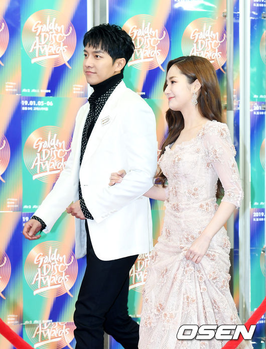Singers Lee Seung-gi and Park Min-young attended the awards ceremony of the 33rd Golden Disk Awards Digital Sound Source category held at Gocheok Sky Dome in Seoul on the afternoon of the 5th.
