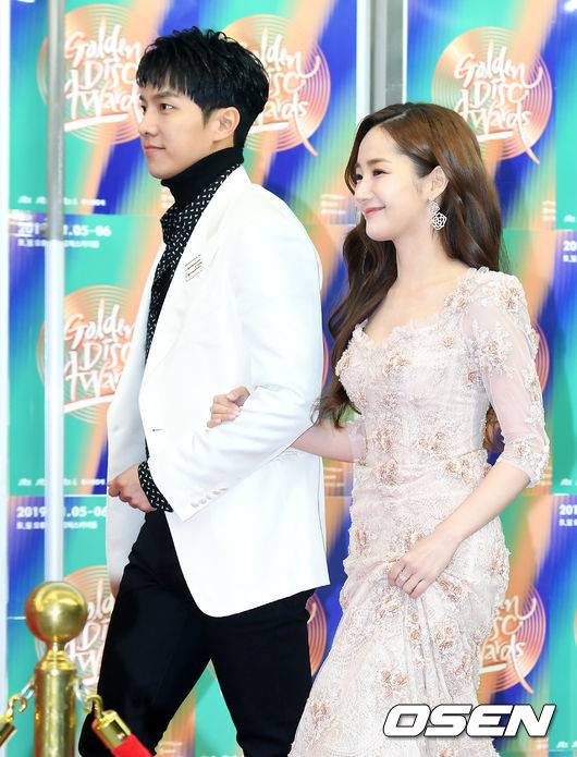 Singer Lee Seung-gi and Park Min-young attend the awards ceremony of the 33rd Golden Disc Awards Digital Sound Source Awards held at the Seoul Gocheok Sky Dome on the afternoon of the 5th.