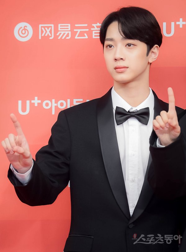Wanna One Lai Kuan-lin poses at a photo wall ahead of the awards ceremony for the 33rd Golden Disc Awards digital soundtrack category at Gocheok Sky Dome in Guro-gu, Seoul on the 5th.The 33rd Golden Disc Awards Awards will review the album and soundtrack released from December 1, 2017 to November 30, 2017.The quantitative evaluation of record sales volume and digital soundtrack usage is the target, the main prize and the new prize candidate.The awards ceremony for the digital soundtrack category was attended by (girls) children, Cheongha, Wanna One, Roy Kim, Black Pink, red puberty, icon, Twice, GFriend, Mamamu, BTS and Lim Chang-jung.