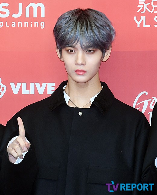 Bae Jin Young of the group Wanna One attends the 33rd Golden Disk Awards at Gocheok Sky Dome in Guro-gu, Seoul on the afternoon of the 5th and is stepping on the red carpet.
