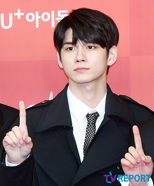 Ong Seong-wu of the group Wanna One attends the 33rd Golden Disk Awards at Gocheok Sky Dome in Guro-gu, Seoul on the afternoon of the 5th and is stepping on the red carpet.