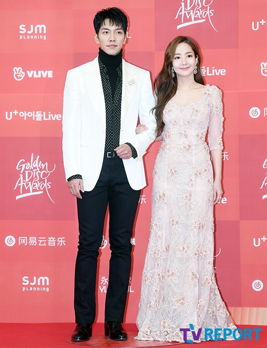 Singer Lee Seung-gi and Actor Park Min-young are stepping on the red carpet at the 33rd Golden Disk Awards held at Gocheok Sky Dome in Guro-gu, Seoul on the afternoon of the 5th.