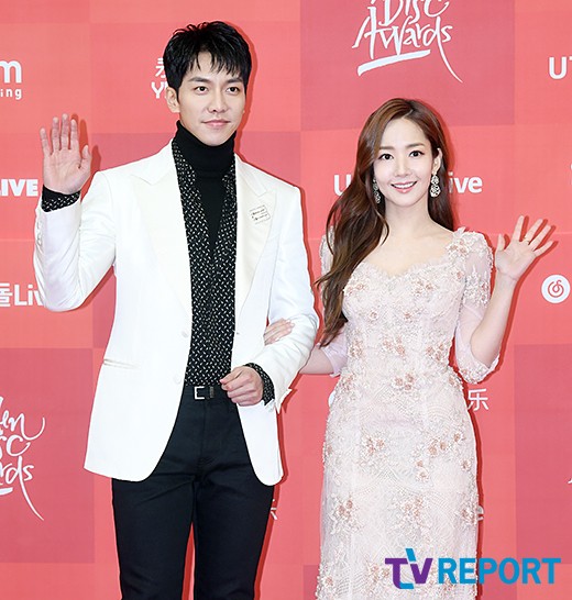 Singers Lee Seung-gi and Actor Park Min-young are stepping on the red carpet at the 33rd Golden Disc Awards Awards held at Gocheok Sky Dome in Guro-gu, Seoul on the afternoon of the 5th.