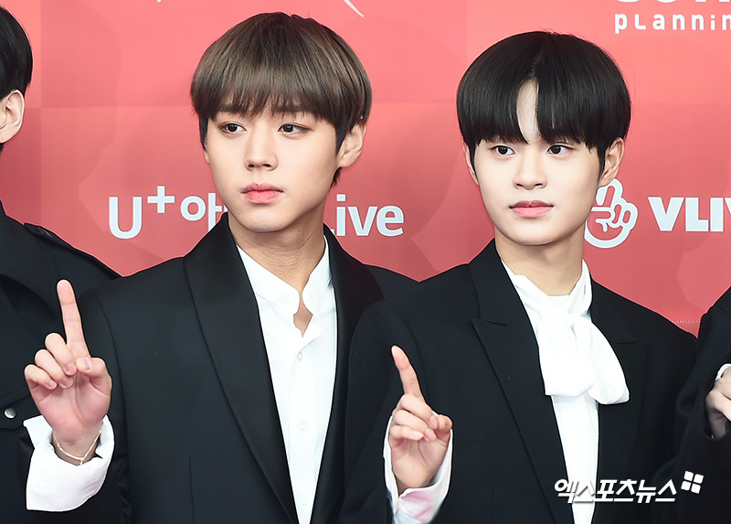 Wanna One Park Jihoon and Lee Dae-hwi, who attended the 33rd Golden Disk Awards red carpet event held at Gocheok Sky Dome in Guro-gu, Seoul on the afternoon of the 5th, have photo time.