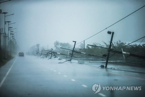 열대성 폭풍 '파북'에 줄지어 넘어진 태국 전봇대들 (방콕 로이터=연합뉴스) 4일(현지시간) 열대성 폭풍 '파북'(Pabuk)이 접근 중인 태국 남부 나콘시탐마랏주에서 도로변 전봇대들이 강풍에 줄지어 넘어져 있다. 열대성 폭풍 파북이 유명관광지가 밀집한 태국 남부를 이날 강타할 것으로 예상하면서 이 지역 관광객 수만 명이 긴급 대피했다. leekm@yna.co.kr