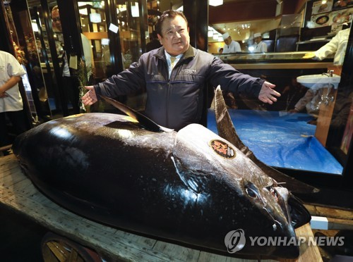 일본 요식업체 '스시 잔마이' 대표 기요시 기무라가 34억원에 낙찰받은 참치 (EPA=연합뉴스)
