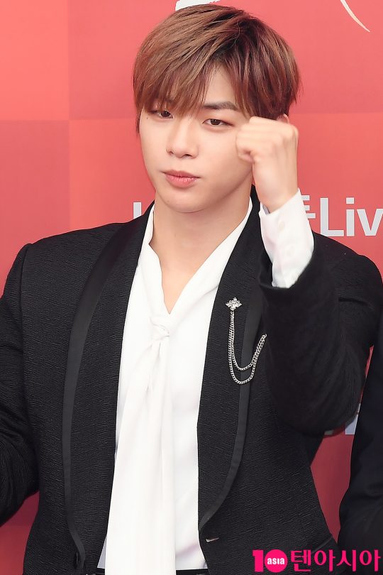 Group Wanna One Kang Daniel attended the 33rd Golden Disk Awards red carpet event held at Gocheok Sky Dome in Guro-gu, Seoul on the afternoon of the 6th.The event was attended by Aizone, Stray Kids, Wanna One, Twice, Monster X, Seventeen, Pol Kim, BTS, New East W, Sung Si Kyung and Jiang So Ra.