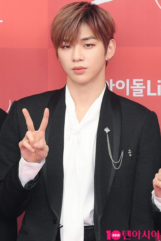 Group Wanna One Kang Daniel attended the 33rd Golden Disk Awards red carpet event held at Gocheok Sky Dome in Guro-gu, Seoul on the afternoon of the 6th.The event was attended by Aizone, Stray Kids, Wanna One, Twice, Monster X, Seventeen, Pol Kim, BTS, New East W, Sung Si Kyung and Jiang So Ra.