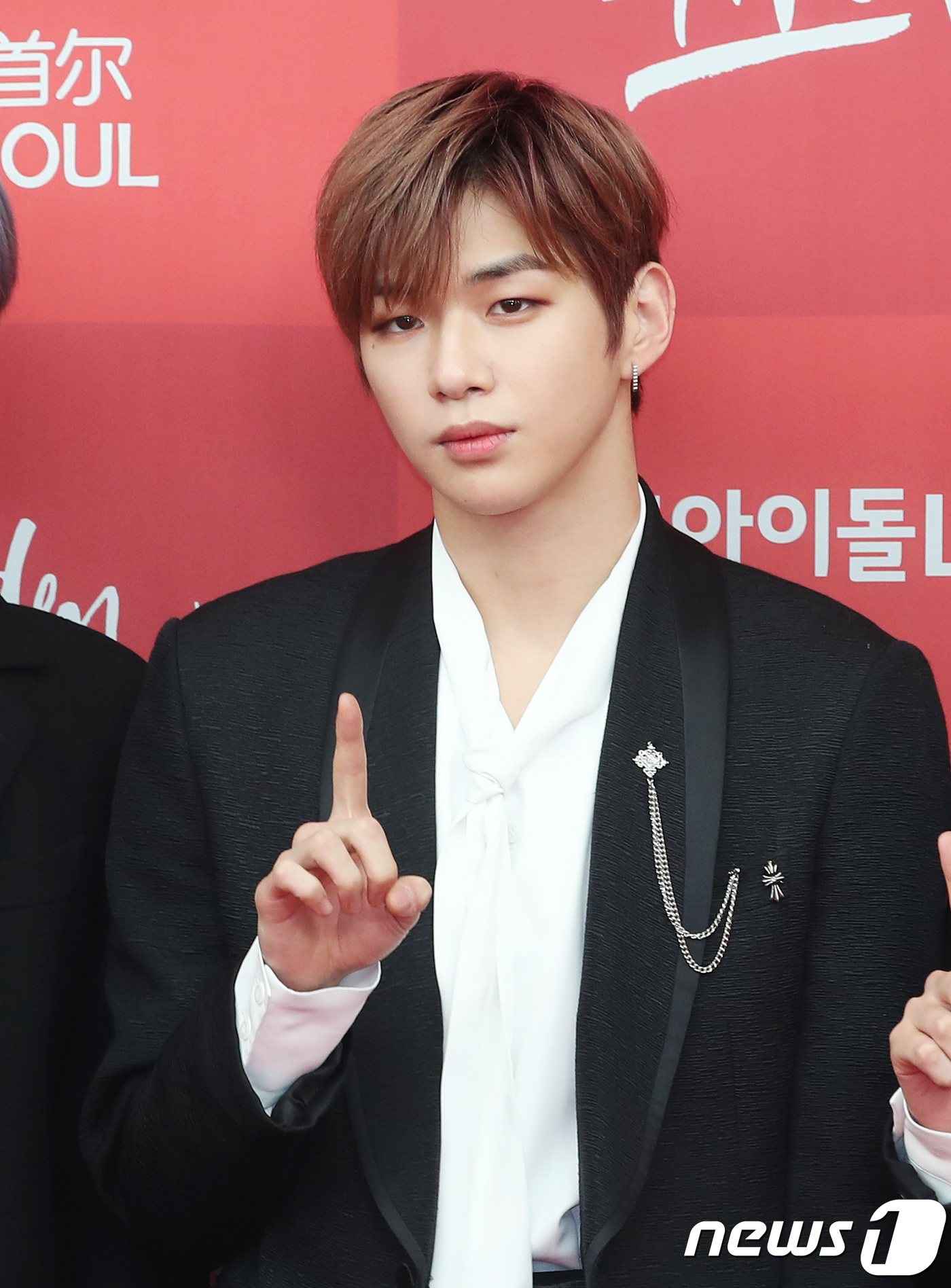 Seoul=) = Wanna One Kang Daniel poses at the 33rd Golden Disk Awards red carpet event held at Gocheok Sky Dome in Guro-gu, Seoul on the afternoon of the 6th.2019.1.6.
