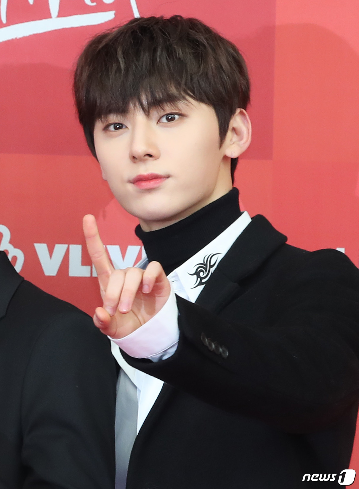 Seoul=) = Wanna One Hwang Min Hyon poses at the 33rd Golden Disk Awards red carpet event held at Gocheok Sky Dome in Guro-gu, Seoul on the afternoon of the 6th.2019.1.6.