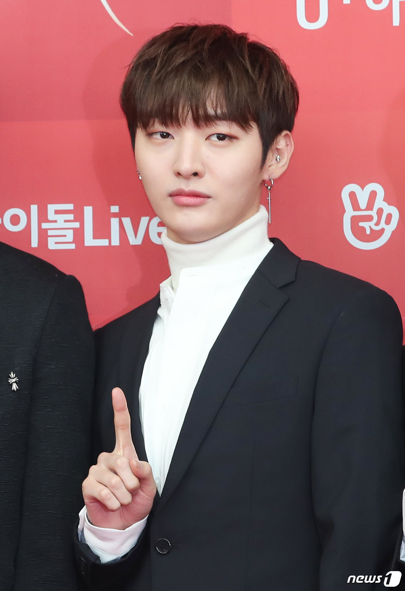 Seoul:): Wanna One Yoon Ji-sung poses at the 33rd Golden Disk Awards red carpet event held at Gocheok Sky Dome in Guro-gu, Seoul on the afternoon of the 6th. 2019.1.6.