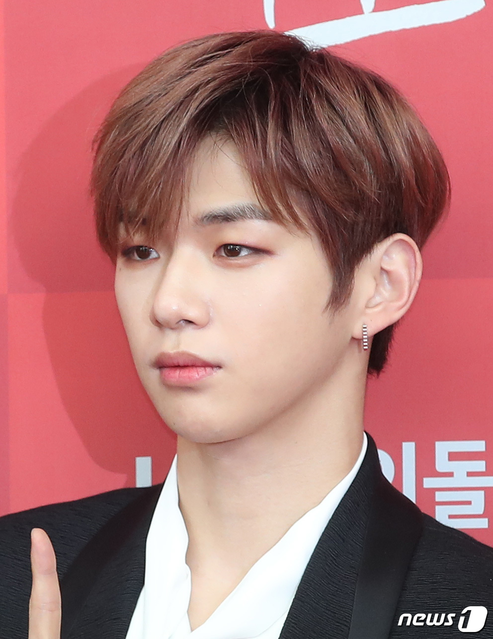 Seoul=) = Wanna One Kang Daniel poses at the 33rd Golden Disk Awards red carpet event held at Gocheok Sky Dome in Guro-gu, Seoul on the afternoon of the 6th.2019.1.6.