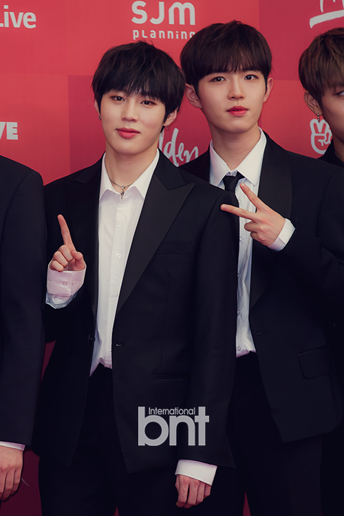The 33rd Golden Disc Awards photo event was held at Gocheok Sky Dome in Guro-gu, Seoul on the afternoon of the 6th.Group Wanna One Ha Sung-woon and Kim Jae-hwan have photo time.