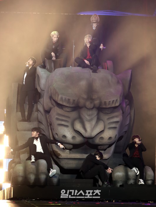 The phrase everyday class was not a waste of time.BTS, which took the album and the object at the same time for the second consecutive year, appeared on the stage device of the specially produced Haitai model and showed the presence of world class idol.Haitai is an imaginary animal that distinguishes good and evil and protects justice, and it has been in tune with BTSs elevated status and Idol (IDOL) which ranks 11th on the Billboard Hot 100.The Golden Disc Awards authority, the scale of Gocheok Sky Dome, and the performance of BTS were the perfect stage for the trinity.