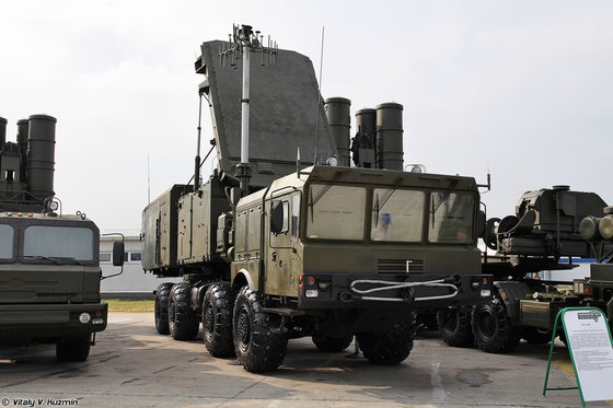 러시아 지대공 미사일 S-400의 92N6E 레이더와 미사일 발사대. [사진 위키피디아]