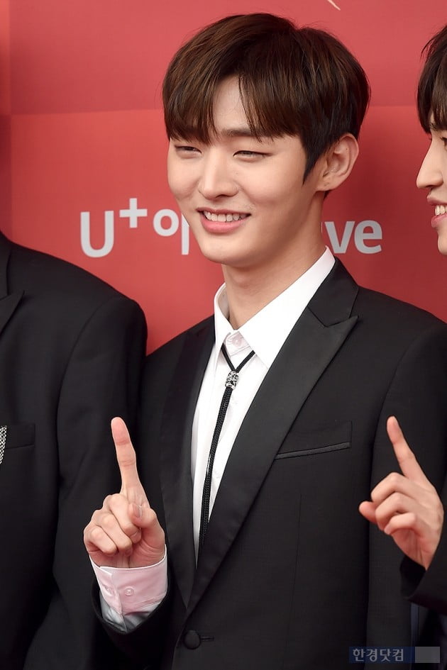 The group Wanna One Yoon Ji-sung attended the red carpet of 33rd Golden Disc Awards - Musical Division held at Gocheok Sky Dome in Gocheok-dong, Seoul on the afternoon of the 5th.