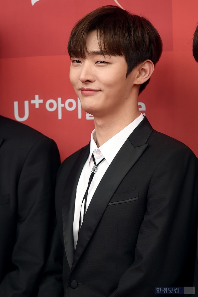 The group Wanna One Yoon Ji-sung attended the red carpet of 33rd Golden Disc Awards - Musical Division held at Gocheok Sky Dome in Gocheok-dong, Seoul on the afternoon of the 5th.