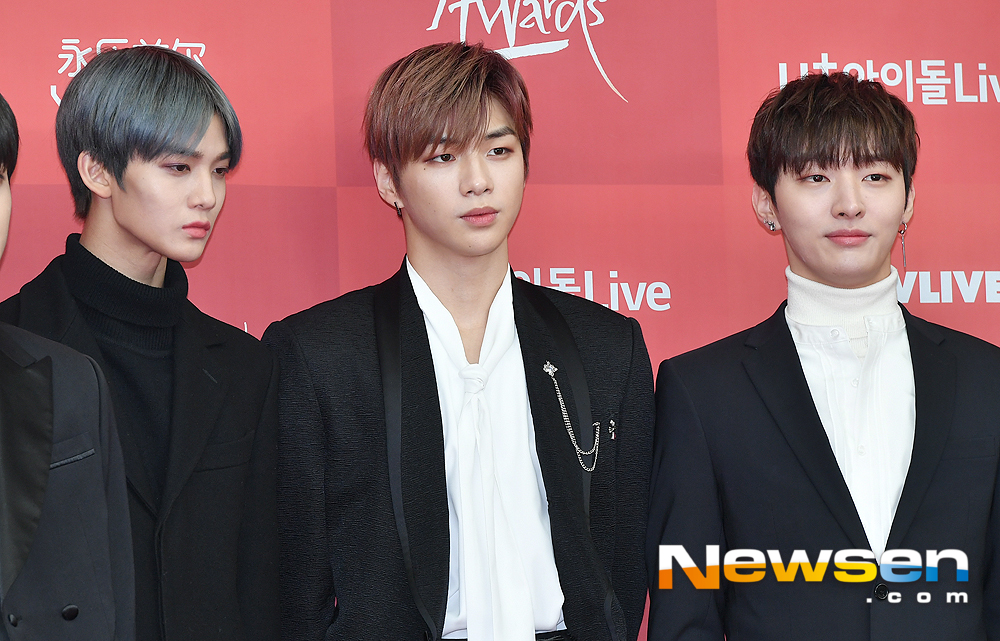 Wanna One Bae Jin Young, Kang Daniel, and Yoon Ji-sung pose on the red carpet and photo wall ahead of the 33rd Golden Disc Awards record awards ceremony held at Gocheok Sky Dome in Guro-gu, Seoul on the afternoon of January 6.useful stock