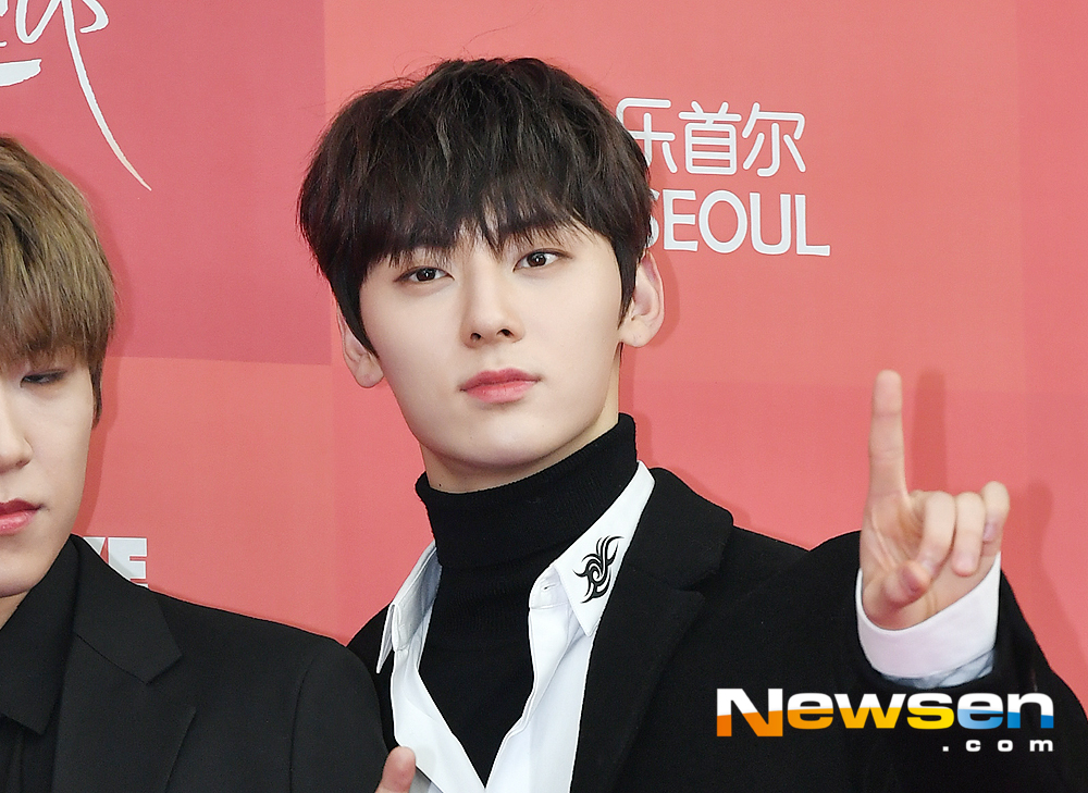 Wanna One Hwang Min Hyon poses on the red carpet and photo wall ahead of the awards ceremony for the 33rd Golden Disc Awards at Gocheok Sky Dome in Guro-gu, Seoul, on the afternoon of January 6.