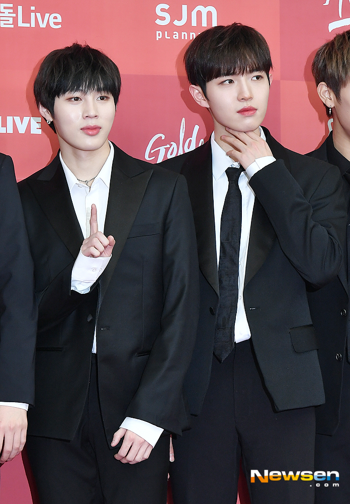 Wanna One Ha Sung-woon and Kim Jae-hwan pose on the red carpet and photo wall ahead of the awards ceremony for the 33rd Golden Disc Awards at Gocheok Sky Dome in Guro-gu, Seoul, on the afternoon of January 6.