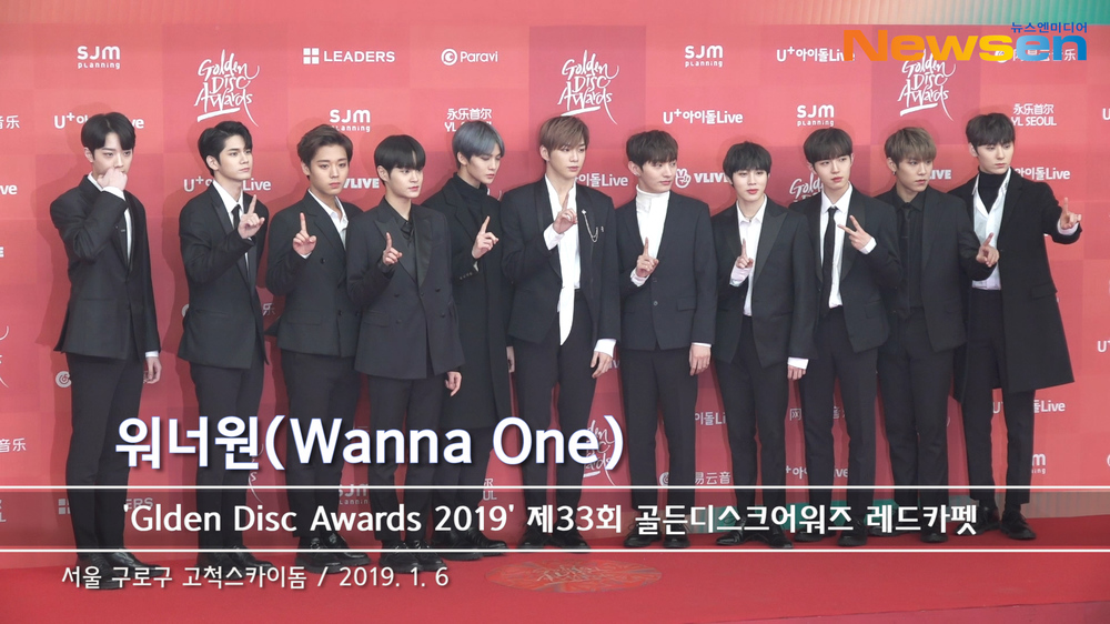 Boy group Wanna One member Kang Daniel, Park Jihoon, Lee Dae-hwi, Kim Jae-hwan, Ong Seong-wu, Park Woo-jin, Rygwanlin, Yoon Ji-sung, Hwang Min-hyun, Bae Jin-young and Ha Sung-woon held at the Gocheok Sky Dome in Guro-gu, Seoul on the afternoon of January 6th. Den Disc Awards) poses for the record category awards red carpet.kim ki-tae