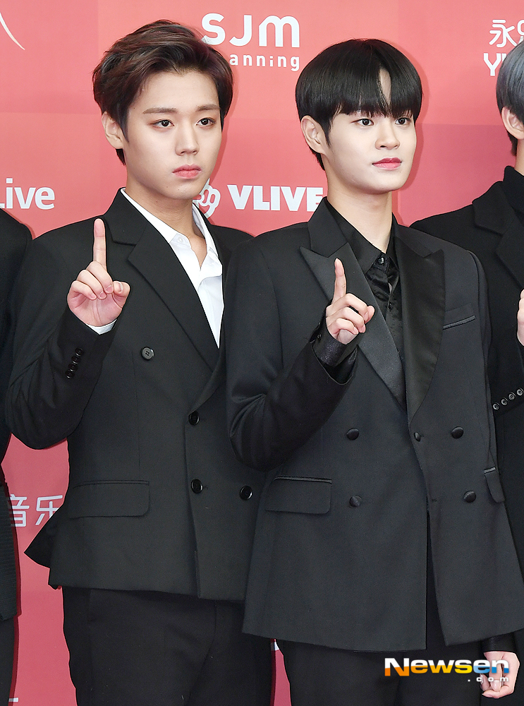 Wanna One Park Jihoon and Lee Dae-hwi pose on the red carpet and photo wall ahead of the awards ceremony for the 33rd Golden Disc Awards at Gocheok Sky Dome in Guro-gu, Seoul, on the afternoon of January 6.