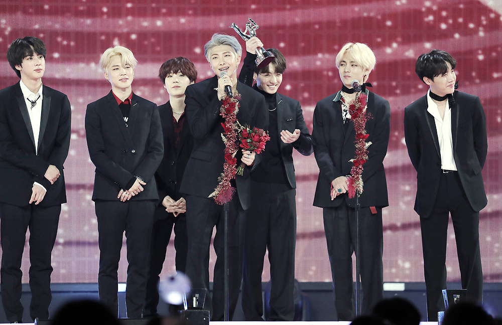 BTS is receiving the award and giving a sentiment at the 33rd Golden Disc Awards Record Awards awards ceremony held at Gocheok Sky Dome in Guro-gu, Seoul on the afternoon of January 6.(Photo Provision) Daily sports